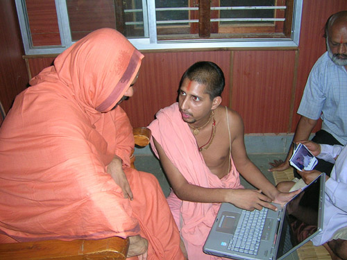  Swami Purushottamds (with Laptop) showing vidamban to  Sree  Mahaswami